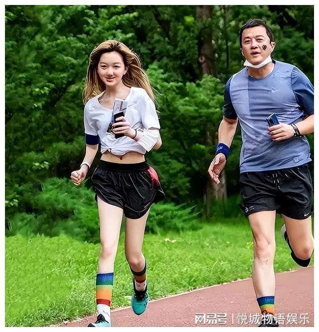 唯女儿和李亚鹏女儿差距怎么这么大凯发一触即发同样是王菲的基因窦(图4)